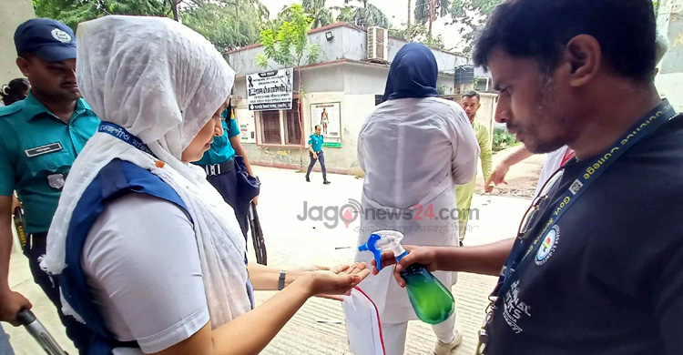 হাত স্যানিটাইজ করা হলেও মাস্ক পরিধানে অনাগ্রহ শিক্ষার্থীদের