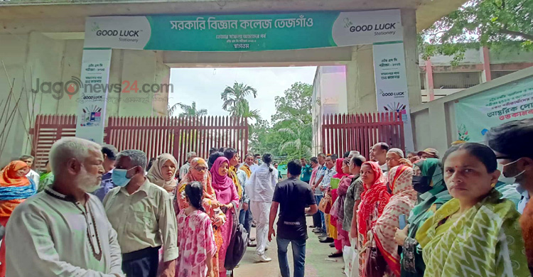হাত স্যানিটাইজ করা হলেও মাস্ক পরিধানে অনাগ্রহ শিক্ষার্থীদের