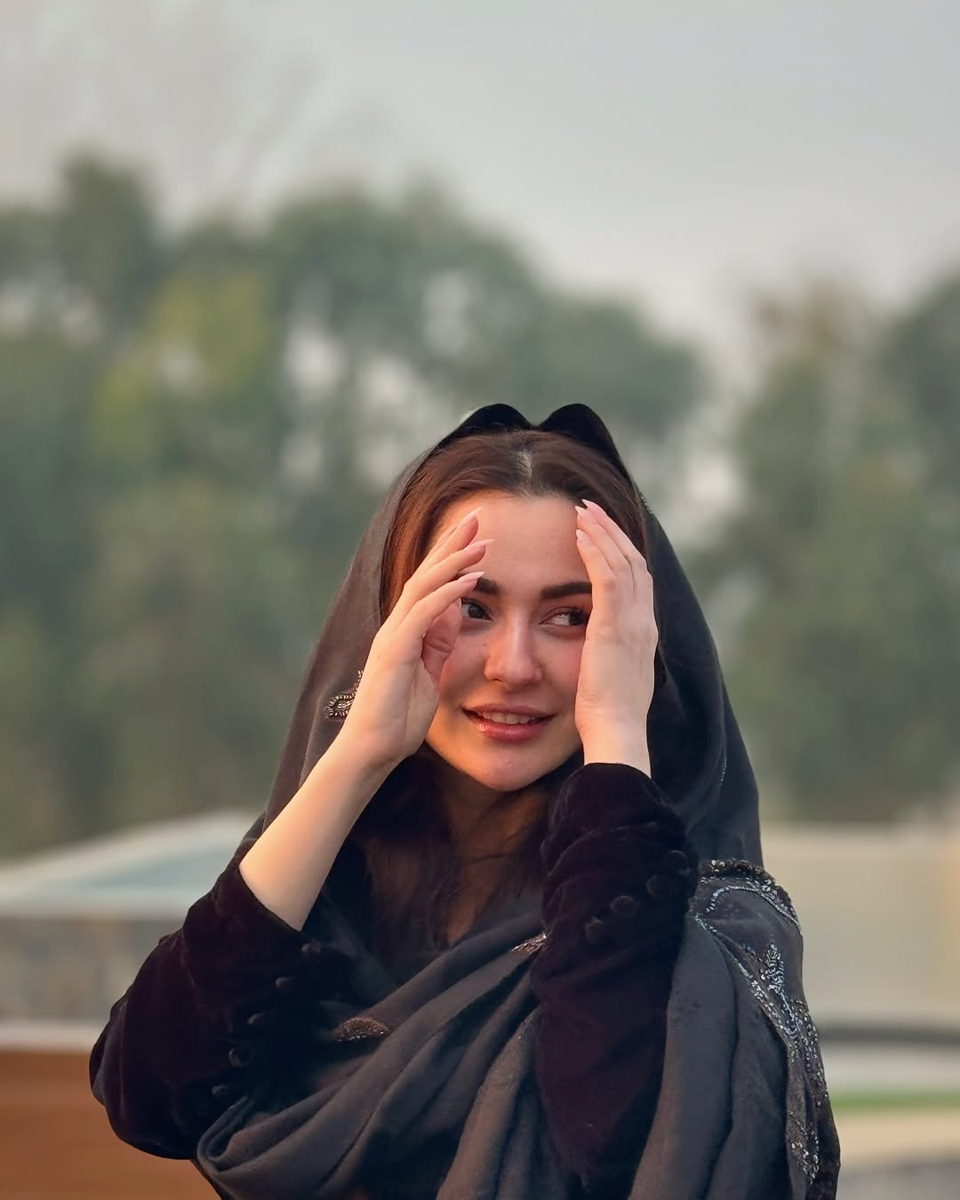 স্টাইলেই আলো ছড়ান হানিয়া আমির