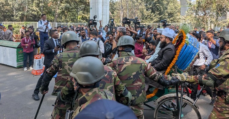 শপথ নিতে রিকশায় চড়ে সংসদ ভবনে হানজালা