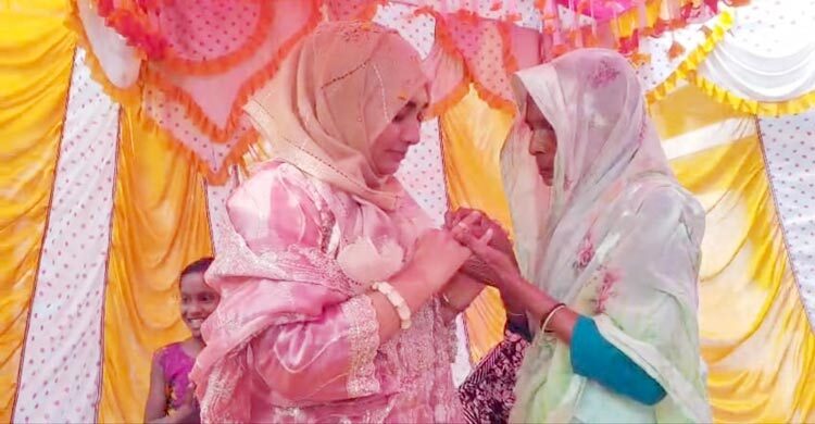 ভোটারের কাছ থেকে সোনার আংটি উপহার পেলেন হান্নানপত্নী