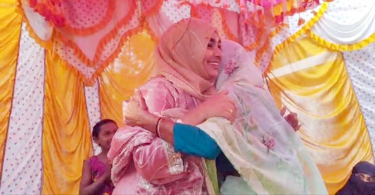 স্বামীর পক্ষে ভোট চাইতে গিয়ে সোনার আংটি উপহার পেলেন নোয়াখালী-৬ আসনের ১১ দলীয় জোটের প্রার্থী জাতীয় নাগরিক পার্টির (এনসিপি) সিনিয়র যুগ্ম মুখ্য সমন্বয়ক আবদুল হান্নান মাসউদের