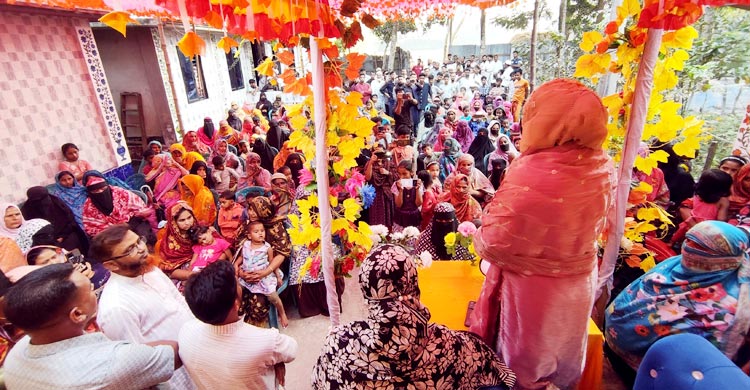 স্বামীর পক্ষে ভোট চাইতে গিয়ে সোনার আংটি উপহার পেলেন নোয়াখালী-৬ আসনের ১১ দলীয় জোটের প্রার্থী জাতীয় নাগরিক পার্টির (এনসিপি) সিনিয়র যুগ্ম মুখ্য সমন্বয়ক আবদুল হান্নান মাসউদের