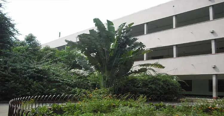 কলেজের পুরোনো মূল ভবন হ্যারিংটন।