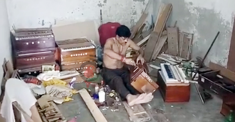 আধুনিক বাদ্যযন্ত্রের দাপটে হারিয়ে যাচ্ছে হারমোনিয়াম-তবলা