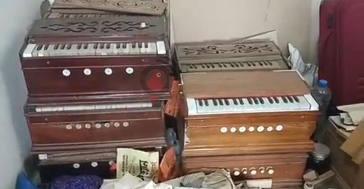 আধুনিক বাদ্যযন্ত্রের দাপটে হারিয়ে যাচ্ছে হারমোনিয়াম-তবলা