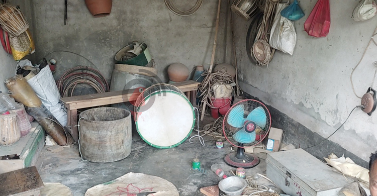 আধুনিক বাদ্যযন্ত্রের দাপটে হারিয়ে যাচ্ছে হারমোনিয়াম-তবলা