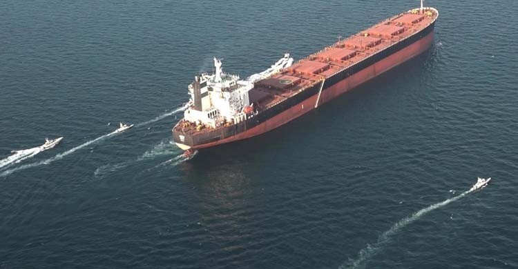 পারস্য উপসাগরে আটকা পড়েছে অন্তত ১৫০ জ্বালানিবাহী জাহাজ