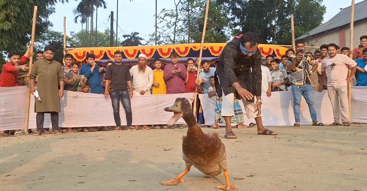 হাঁস ধরা-হাঁড়ি ভাঙা আর লোকজ খেলায় মুখর পোড়াবাড়ীয়া