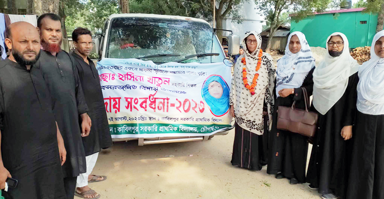 ফুলসজ্জিত মাইক্রোবাসে চড়ে অবসরে গেলেন শিক্ষক