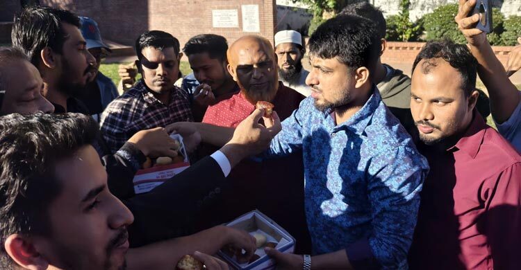 জেলায় জেলায় মিষ্টি বিতরণ, আনন্দ মিছিল