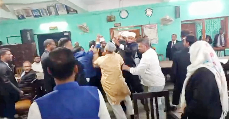 জামায়াতপন্থি আইনজীবীদের ওপর বিএনপিপন্থিদের হামলা, পিপিসহ আহত ৩