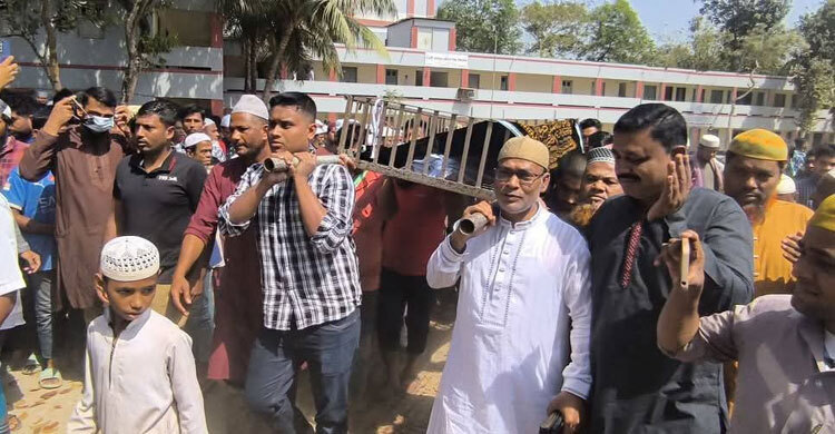 গুলিবিদ্ধ সামাকে দাফন, খাটিয়া কাঁধে নিলেন হাসনাত আব্দুল্লাহ