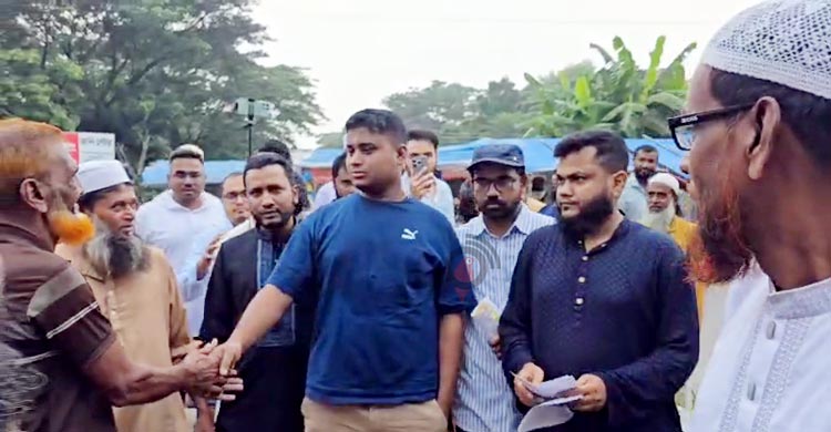 শিশিরভেজা সকালে বাজার পরিদর্শনে হাসনাত আব্দুল্লাহ, শাপলা দিয়ে বরণ