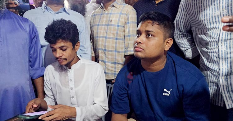 শিশিরভেজা সকালে বাজার পরিদর্শনে হাসনাত আব্দুল্লাহ, শাপলা দিয়ে বরণ