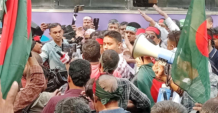 চাকরিচ্যুত বিডিআর সদস্যদের সড়ক অবরোধ, ঘটনাস্থলে হাসনাত