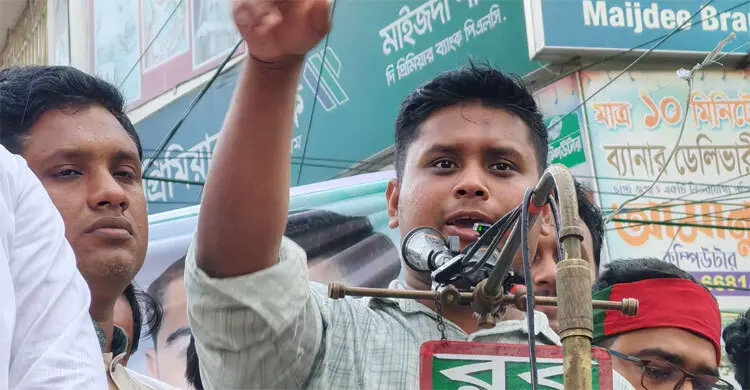 সরকার বিদ্যুৎ না দিয়ে জনগণের হাতে হারিকেন ধরিয়ে দিচ্ছে