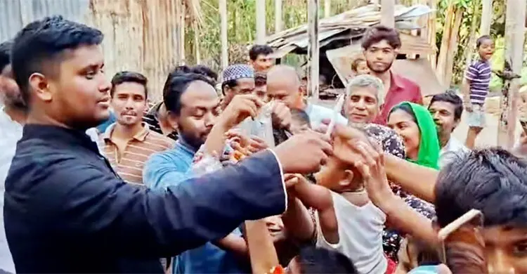 লোডশেডিংয়ের প্রতিবাদে হাসনাত আবদুল্লাহর মোমবাতি বিতরণ