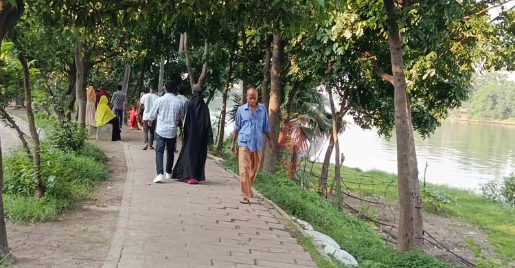 ঈদের পঞ্চম দিনেও প্রাণবন্ত হাতিরঝিল