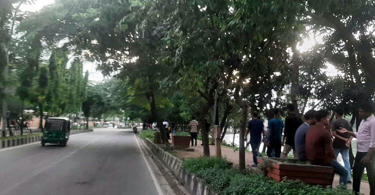 আগের মতো দর্শনার্থী আসে না হাতিরঝিলে