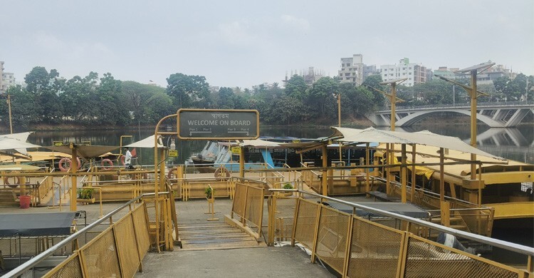 হাতিরঝিলে নীরবতা, যাত্রী নেই নৌকায়ও