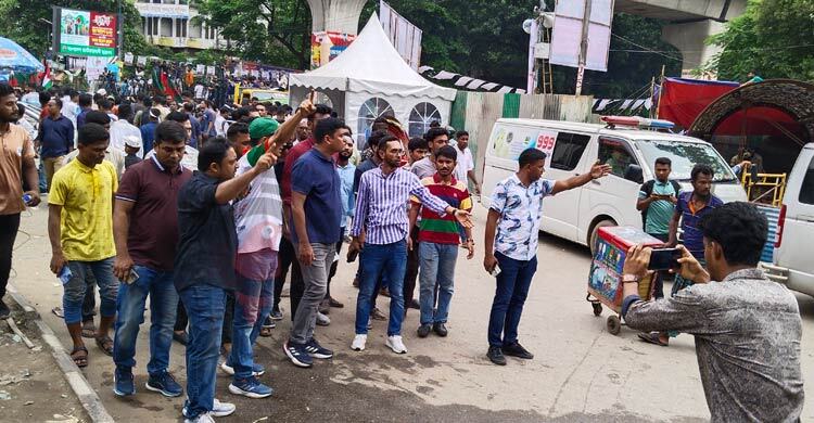 ভিড় সামলাতে হকার সরাচ্ছেন নেতারা, স্বস্তি কর্মীদের