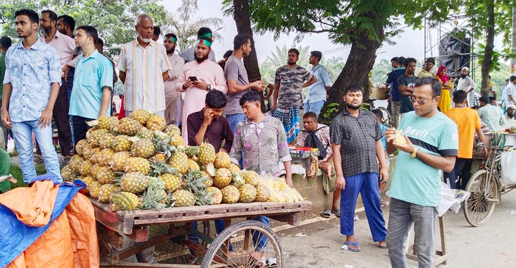 রাজধানীর মানিক মিয়া অ্যাভিনিউয়ে ‘জুলাই গণঅভ্যুত্থান দিবস’ উপলক্ষে আয়োজিত অনুষ্ঠানস্থলে গ্যাস বেলুন বিস্ফোরণ হয়েছে