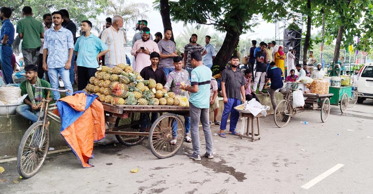 রাজধানীর মানিক মিয়া অ্যাভিনিউয়ে ‘জুলাই গণঅভ্যুত্থান দিবস’ উপলক্ষে আয়োজিত অনুষ্ঠানস্থলে গ্যাস বেলুন বিস্ফোরণ হয়েছে