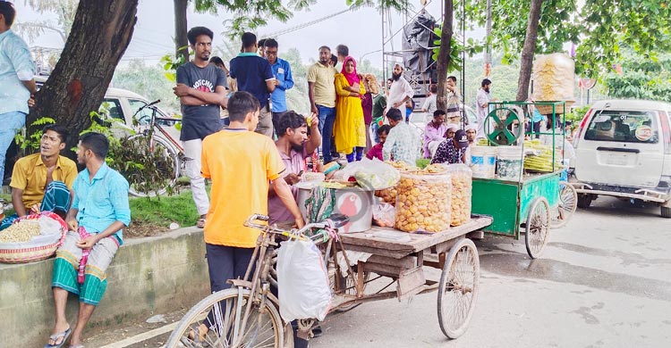 রাজধানীর মানিক মিয়া অ্যাভিনিউয়ে ‘জুলাই গণঅভ্যুত্থান দিবস’ উপলক্ষে আয়োজিত অনুষ্ঠানস্থলে গ্যাস বেলুন বিস্ফোরণ হয়েছে