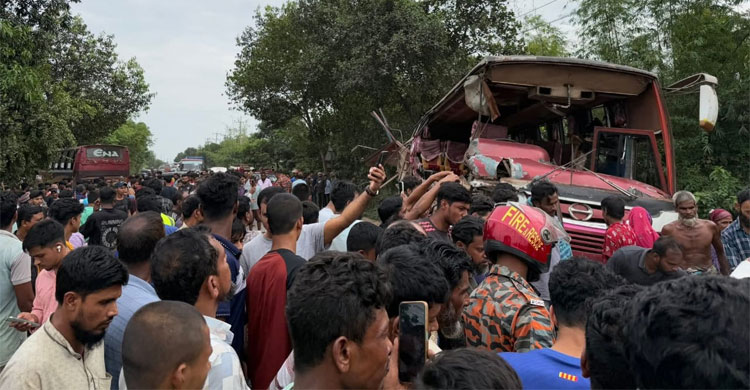 শায়েস্তাগঞ্জে দুই বাসের মুখোমুখি সংঘর্ষে নিহত ৩, আহত ৩০