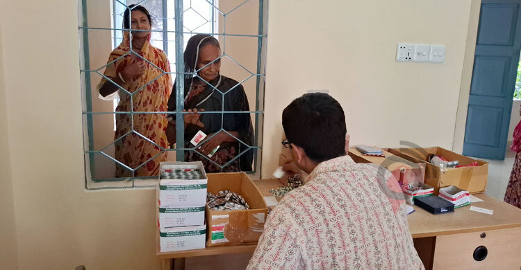 ‘রোগী দেখি, ওষুধ দেই, হাসপাতাল পরিষ্কার-পরিচ্ছন্নও করি’