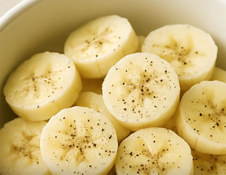 পাকা কলার উপরে গোলমরিচের গুঁড়া ছড়িয়ে খেলে যে উপকার পারেন