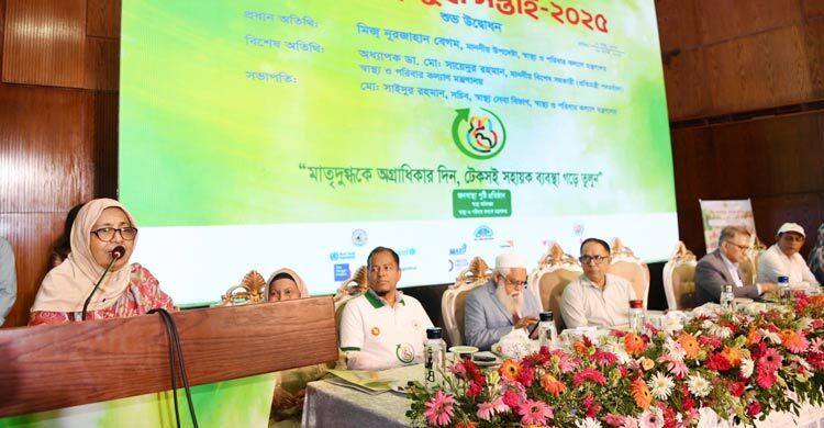 মায়ের দুধ খাওয়ানো কমছে, সচেতনতার আহ্বান স্বাস্থ্য উপদেষ্টার