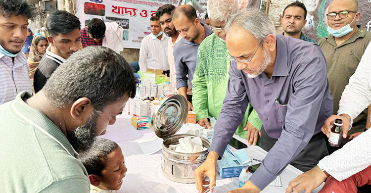 কড়াইল বস্তিতে আগুনে ক্ষতিগ্রস্তদের জন্য বিএনপির হেলথ ক্যাম্প