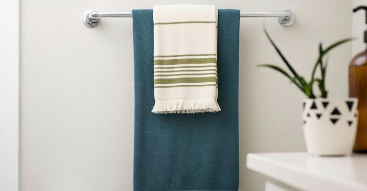 বাথরুমে ভেজা তোয়ালে ঝুলানোতে রয়েছে স্বাস্থ্যঝুঁকি