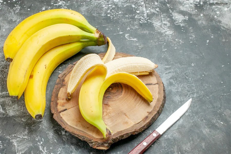 পাকা কলার উপরে গোলমরিচের গুঁড়া ছড়িয়ে খেলে যে উপকার পারেন