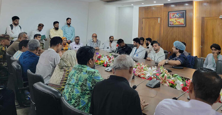 Health adviser meets protesting doctors at DMC