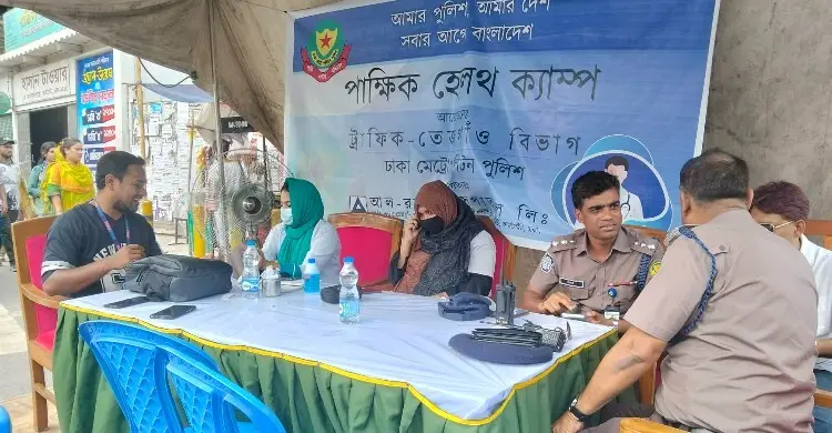 পরিবহন শ্রমিকদের স্বাস্থ্যসেবা নিশ্চিতে ট্রাফিক পুলিশের ‘হেলথ ক্যাম্প’