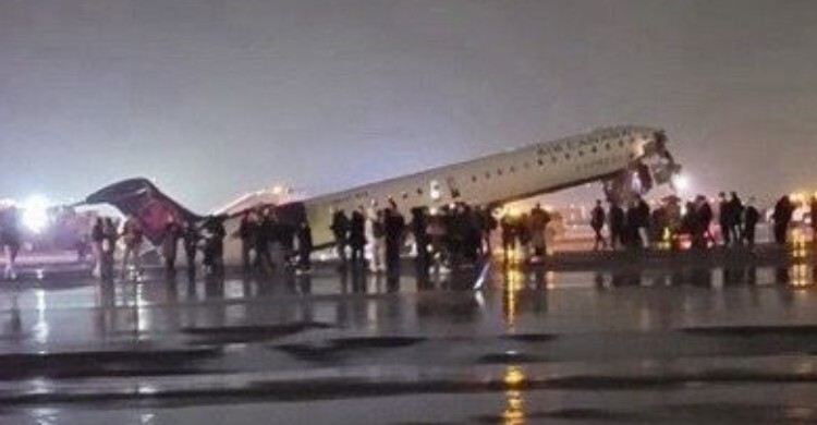 নিউইয়র্কের বিমানবন্দরে যাত্রীবাহী প্লেনের সঙ্গে ট্রাকের সংঘর্ষ