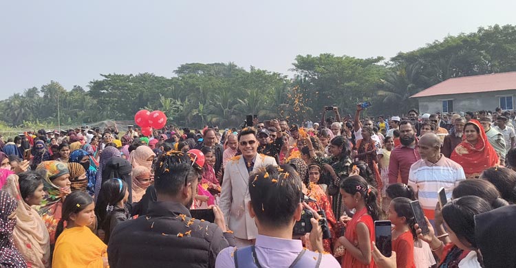 হেলিকপ্টারে বরকে নিয়ে বাবার বাড়িতে কনে