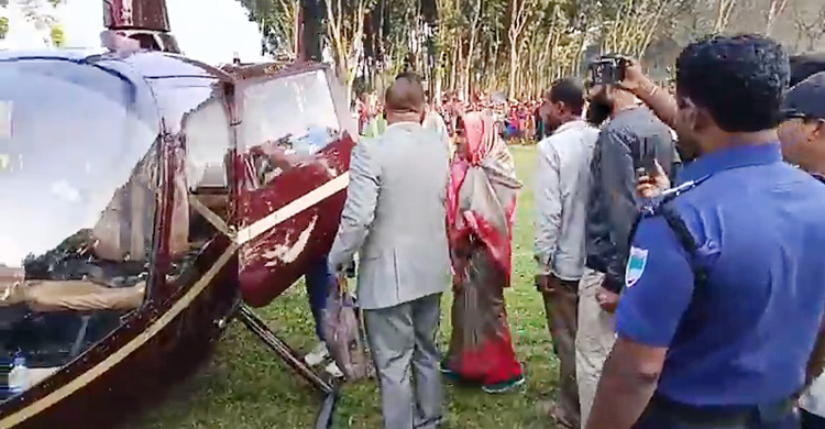 হেলিকপ্টারে চড়িয়ে মায়ের শখ পূরণ করলেন ছেলে