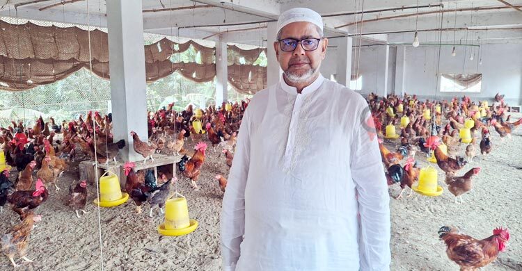 ইসমাইলের মুরগির খামারে শতাধিক মানুষের কর্মসংস্থান