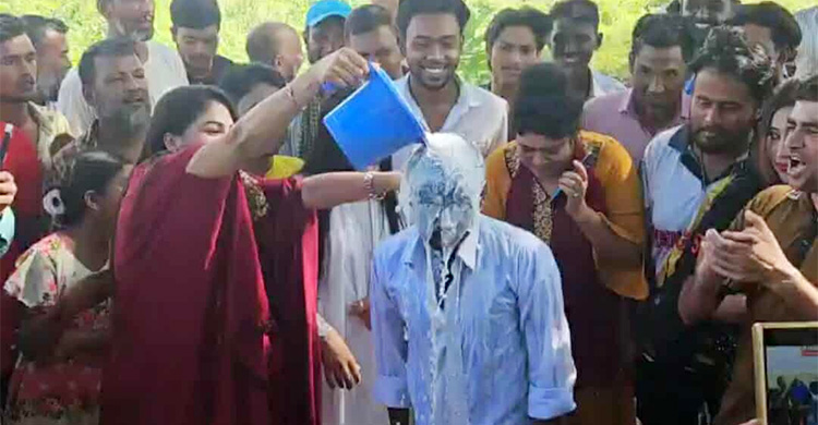 অবশেষে হিরো আলমকে দুধ দিয়ে গোসল করালেন নারী ভক্তরা