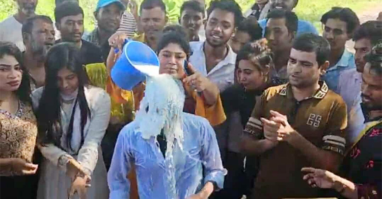 অবশেষে হিরো আলমকে দুধ দিয়ে গোসল করালেন নারী ভক্তরা