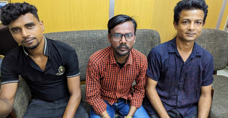 হত্যার হুমকির ঘটনায় ডিবি কার্যালয়ে হিরো আলম