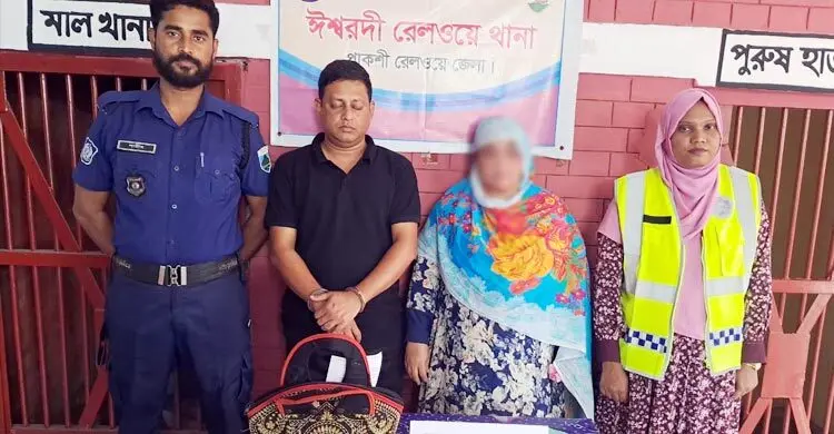 ট্রেনে অভিযান চালিয়ে ১০ লাখ টাকার হেরোইনসহ দম্পতি আটক