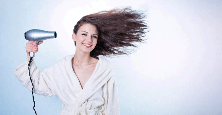 হেয়ার ড্রায়ার দিয়ে দ্রুত চুল শুকিয়ে ক্ষতি করছেন না তো