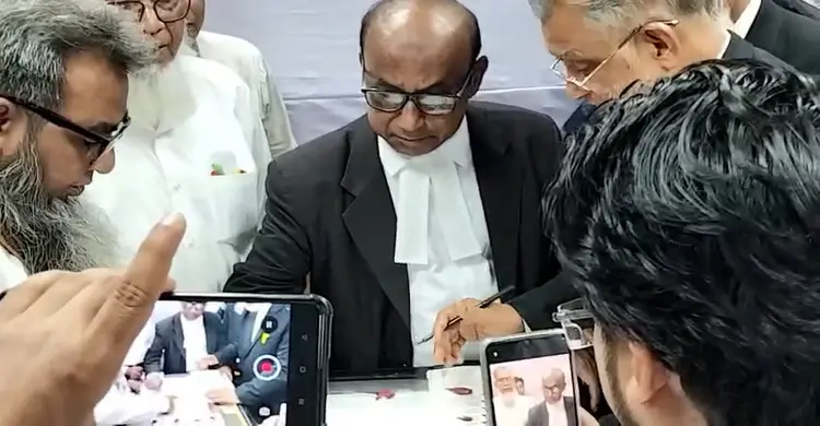 ঢাকা আইনজীবী সমিতি নির্বাচনে প্রথম দিনে ভোট পড়েছে ১২.৭ শতাংশ