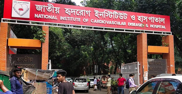 দেশে প্রথমবারের মতো রোবটের মাধ্যমে পরানো হলো হার্টের রিং