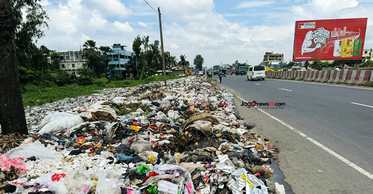 ঢাকা-চট্টগ্রাম মহাসড়কে ময়লার স্তূপ, দুর্গন্ধে নাকাল পথচারীরা